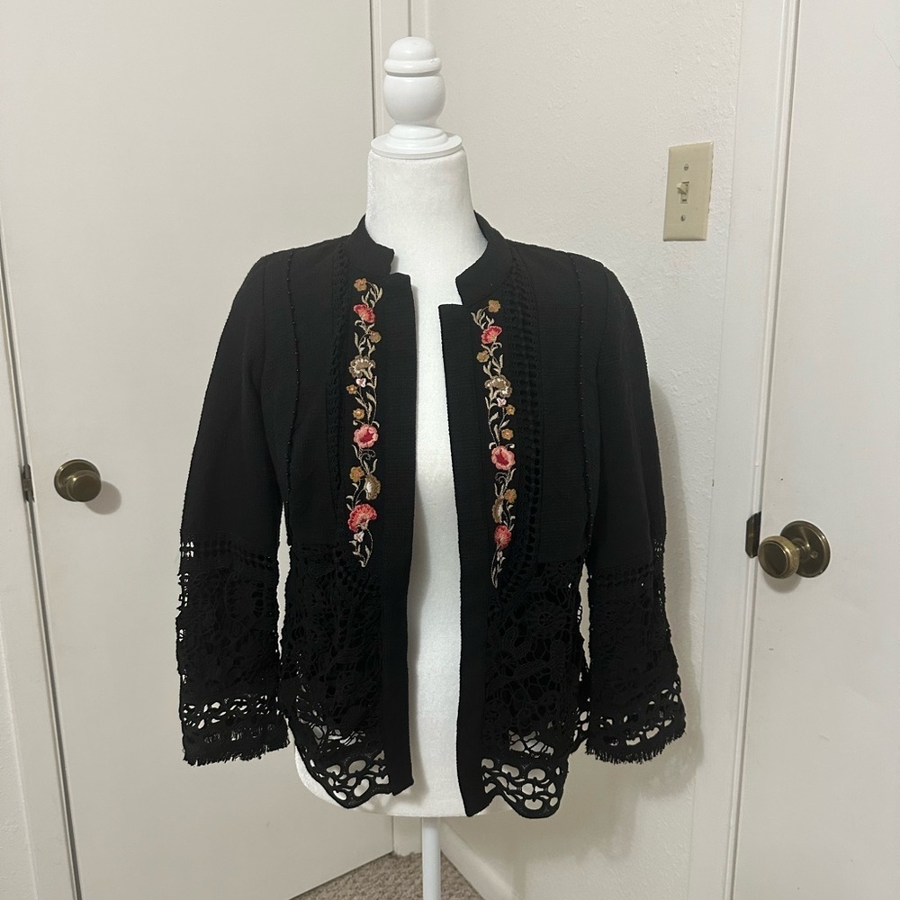 Chico’s Women’s Embroidered floral Eyelet Blazer Size 0 Petite or size 4. - Picture 3 of 6